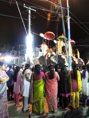 Tempelfeste werden von örtlichen Gemeinden organisiert und sind ein einziges Spektakel mit Musik, vielen Zuschauern und vor allem Elefanten.
